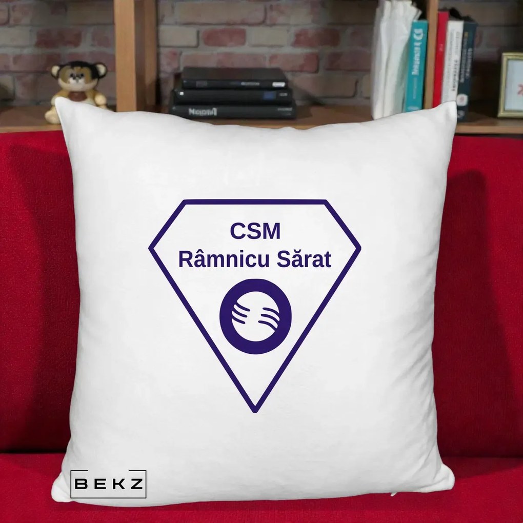 Perna Personalizata CSM Ramnicu Sarat Fotbal, 40x40 cm, Alb Pufos, Husa Detasabila, Perna Inclusa, BEKZ®