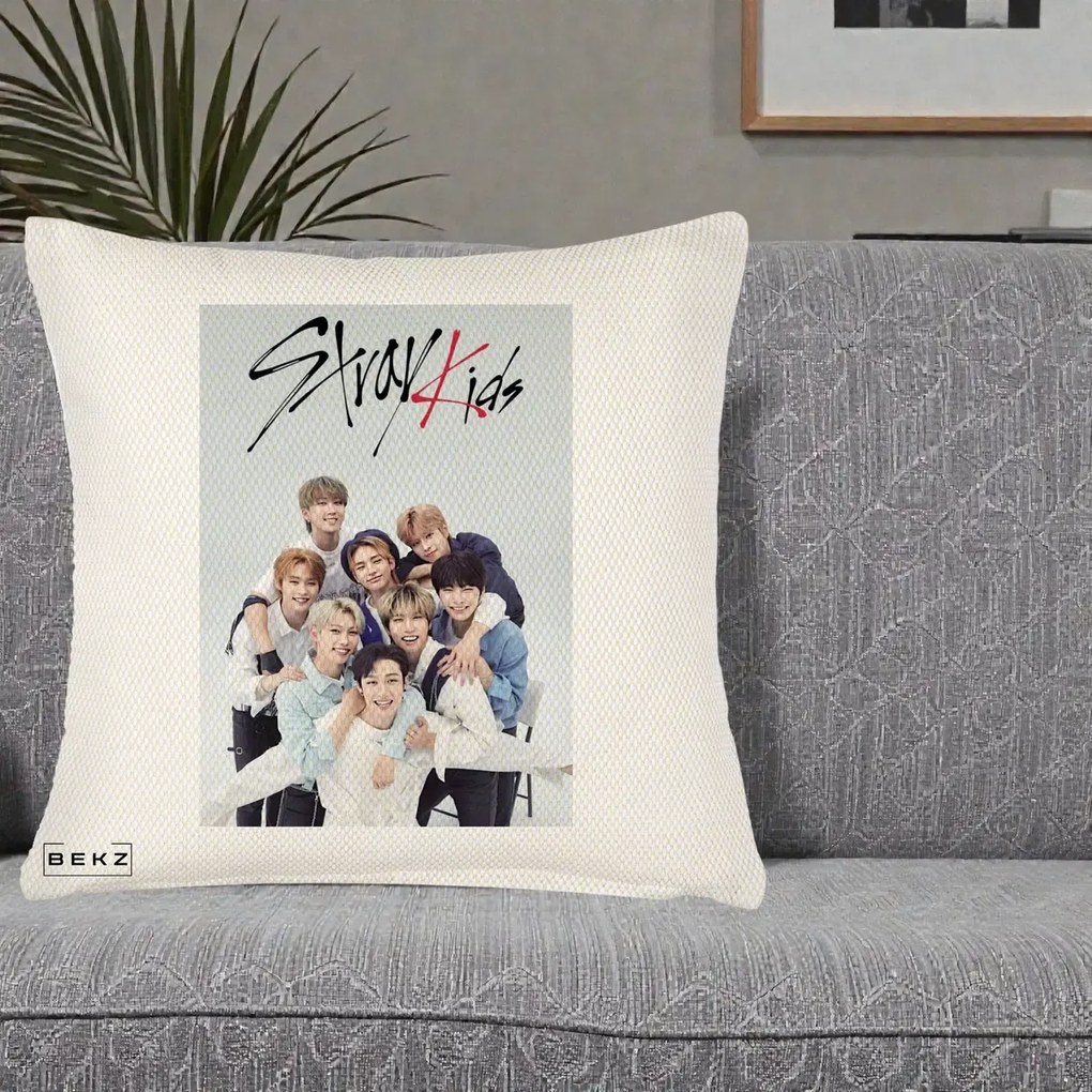 Perna Personalizata K-pop Stray Kids cu Foto Grup Alb-Albastru, 40x40 cm, Crem Reliefat, Husa Detasabila, Perna Inclusa, BEKZ®