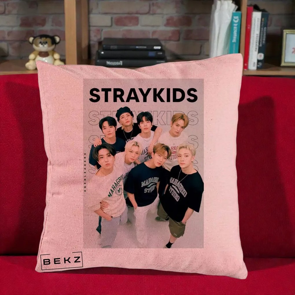 Perna Personalizata K-pop Stray Kids STRAYKIDS Alb-Negru cu Foto Grup, 40x40 cm, Roz, Husa Detasabila, Perna Inclusa, BEKZ®