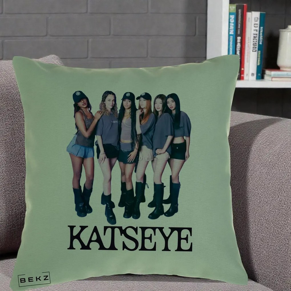 Perna Personalizata K-pop KATSEYE Grup Foto Tinute Gri, 40x40 cm, Verde, Husa Detasabila, Perna Inclusa, BEKZ®
