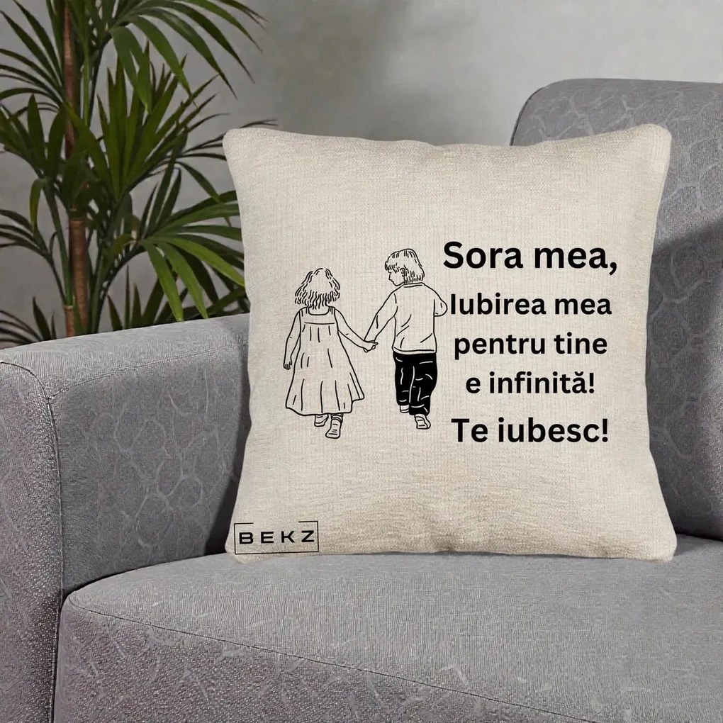 Cadou pentru Sora - Perna Personalizata Sora Mea Te Iubesc Copii Tinand Maini din Spate, 40x40 cm, Bej Canapea, Husa Detasabila, Perna Inclusa, BEKZ®