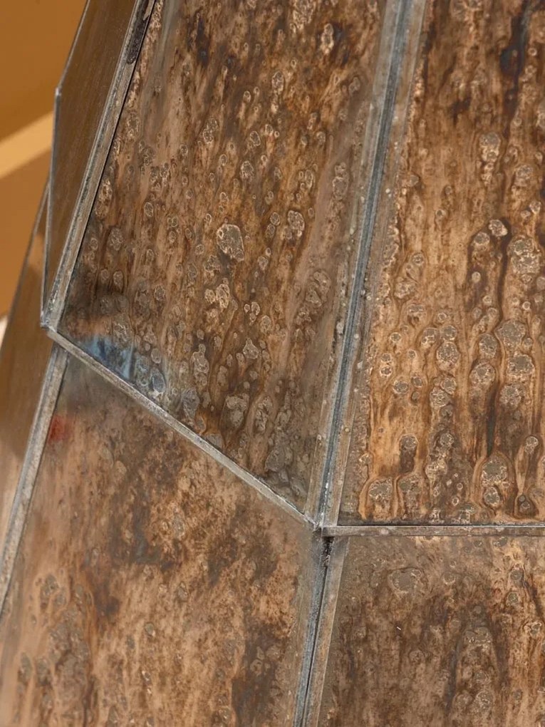Brad decorativ din sticlă și metal, argintiu, formă conică, bază geometrică în trepte, finisaj patinat, 105 x 37 cm, „Grafik”