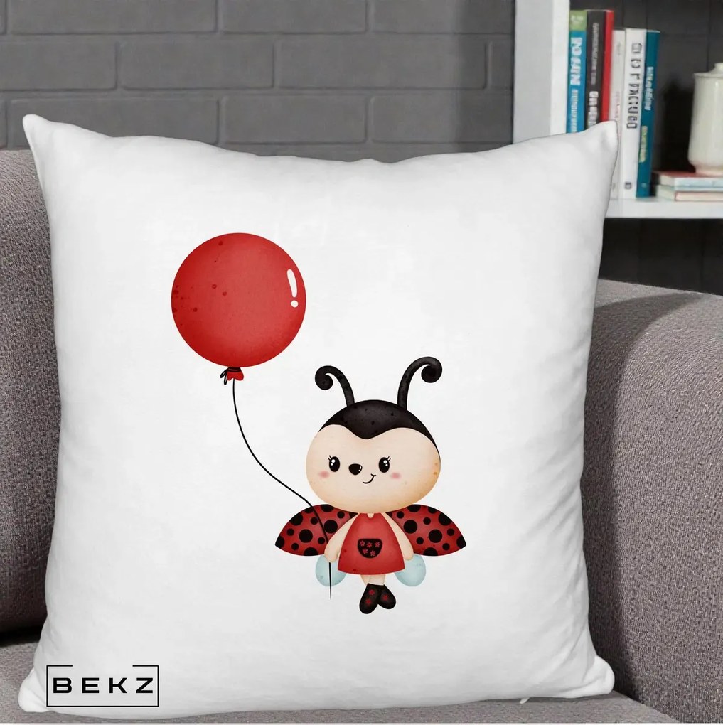 Perna Decorativa Buburuza cu Balon Rosu, 40x40 cm, Alb Pufos, Husa Detasabila, Perna Inclusa, BEKZ®