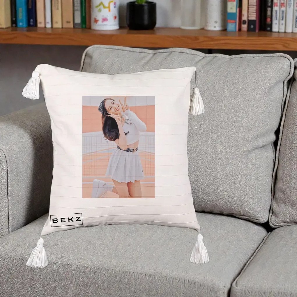 Perna Personalizata K-pop BLACKPINK Nayeon/Jisoo Tenis Alb, 40x40 cm, Bej cu Franjuri, Husa Detasabila, Perna Inclusa, BEKZ®