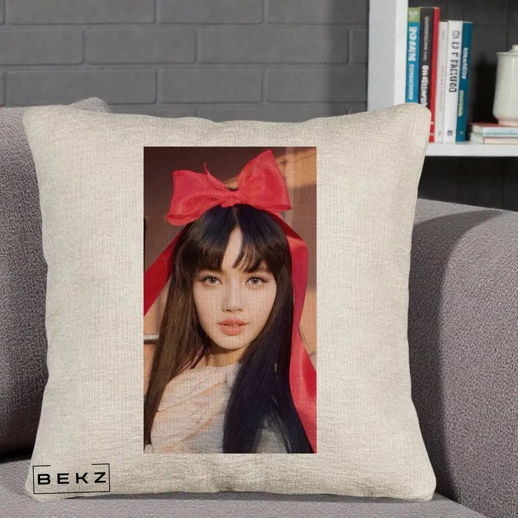 Perna Personalizata K-pop BLACKPINK Rose cu Funda Rosie, 40x40 cm, Bej Canapea, Husa Detasabila, Perna Inclusa, BEKZ®