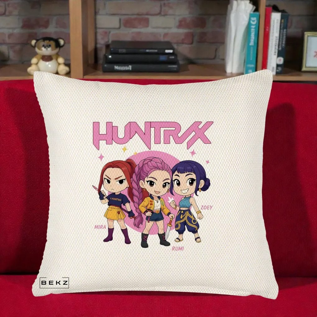 Perna Personalizata K-pop HUNTRX Trio Chibi cu Arme, 40x40 cm, Crem Reliefat, Husa Detasabila, Perna Inclusa, BEKZ®
