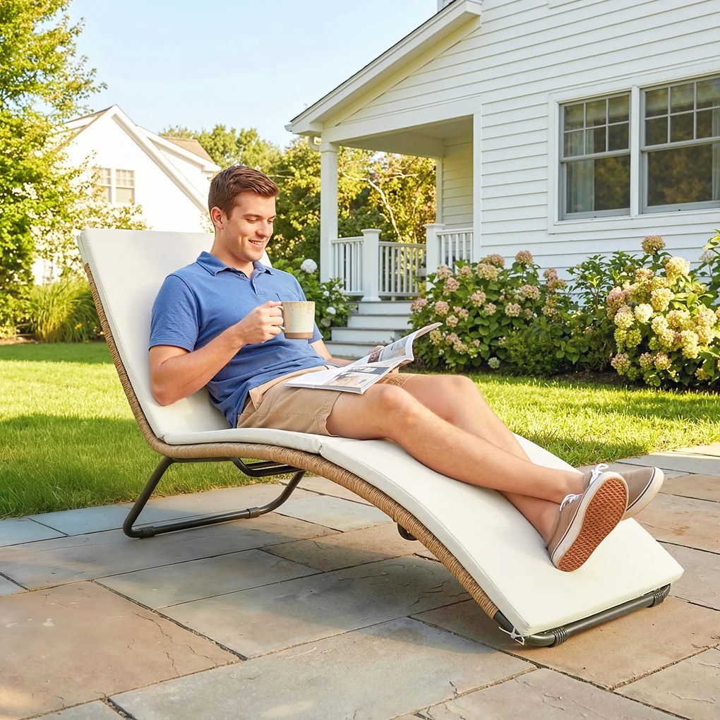 Outsunny Șezlong din Ratan Forma S cu Pernă, Șezlong de Grădină cu Structură din Oțel, pentru Terasă, Plajă, Piscină, Grădină, 175x57x80cm, Crem | Aosom Romania