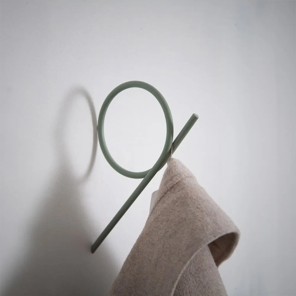 Cârlig verde prăfuit de montat pe perete din metal Tuba L – Spinder Design