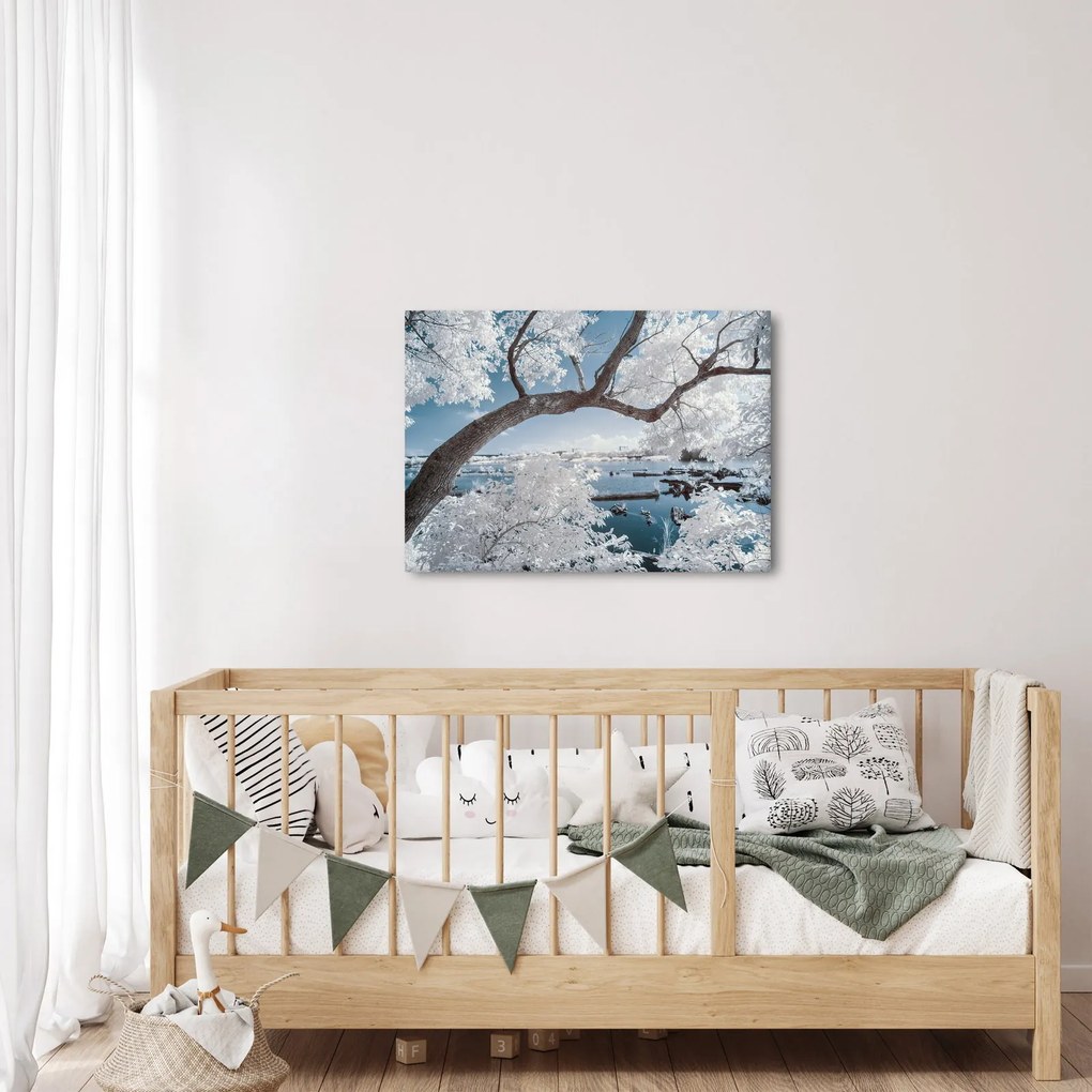 Tablou cu copac înzăpezit lângă apă (70x50 cm)