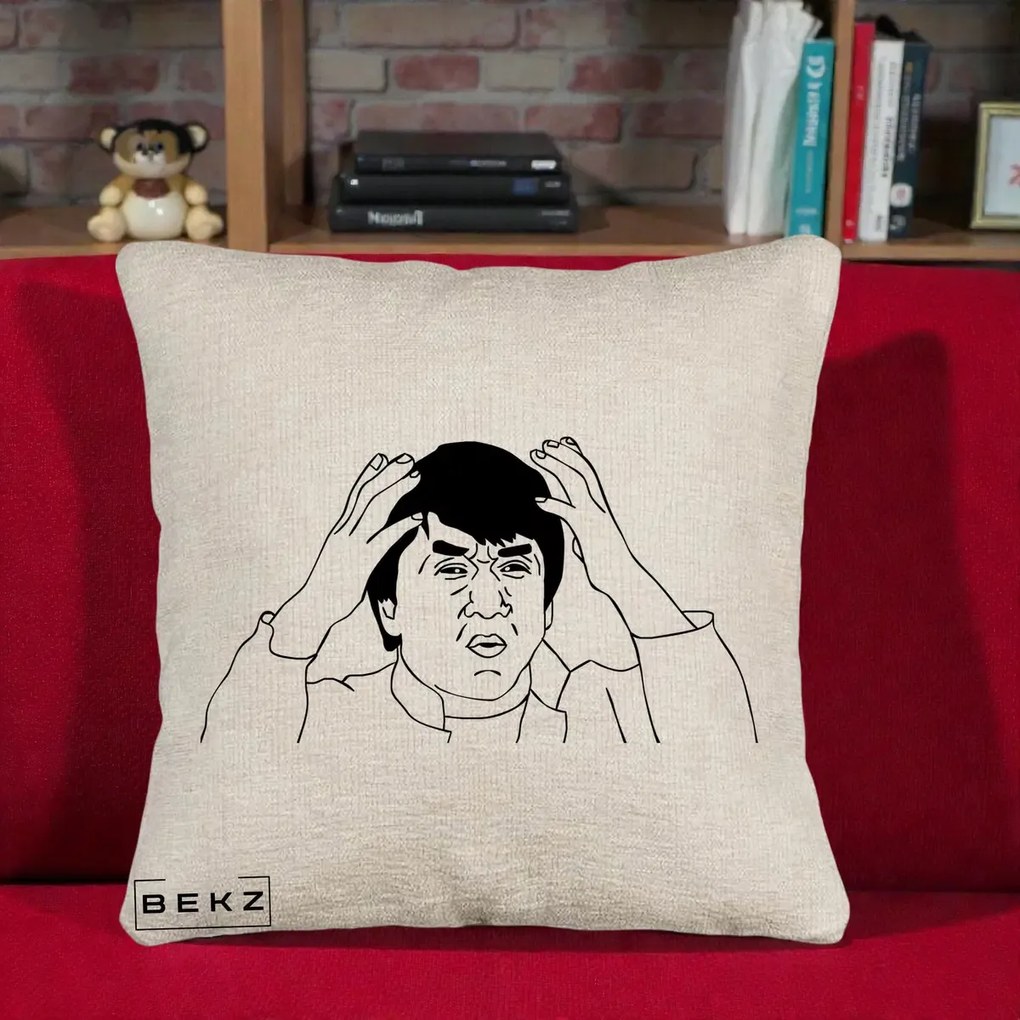 Perna Decorativa Jackie Chan WTF, 40x40 cm, Bej Canapea, Husa Detasabila, Perna Inclusa, BEKZ®