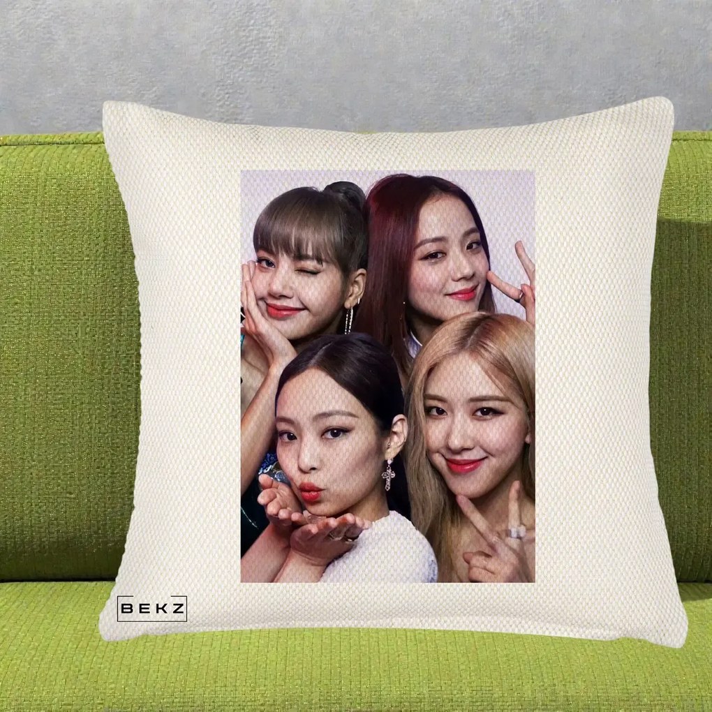 Perna Personalizata K-pop BLACKPINK Foto Grup Selfie 4 Membre, 40x40 cm, Crem Reliefat, Husa Detasabila, Perna Inclusa, BEKZ®