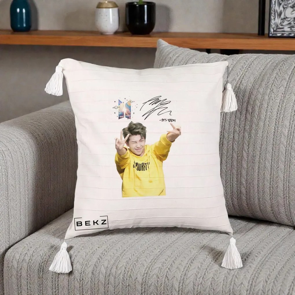 Perna Personalizata K-pop BTS RM Namjoon Hanorac Galben Autograf, 40x40 cm, Bej cu Franjuri, Husa Detasabila, Perna Inclusa, BEKZ®