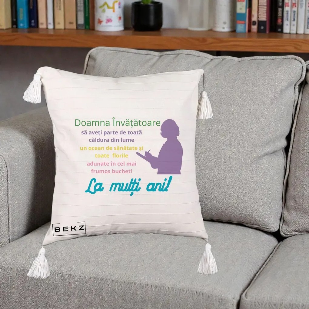Perna personalizata invatatoare: Doamna invatatoare, La multi ani, 45x45 cm cu Umplutura, Bej cu Franjuri, BEKZ