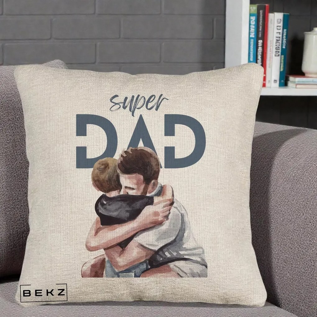 Cadou pentru Tata - Perna Personalizata Super Dad Tata si Fiu Imbratisare, 40x40 cm, Bej Canapea, Husa Detasabila, Perna Inclusa, BEKZ®