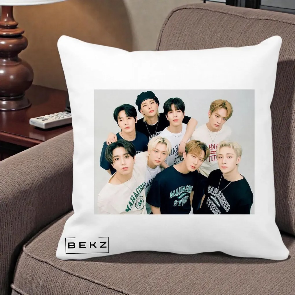 Perna Personalizata K-pop Stray Kids Foto Grup Text, 40x40 cm, Alba Mata, Husa Detasabila, Perna Inclusa, BEKZ®