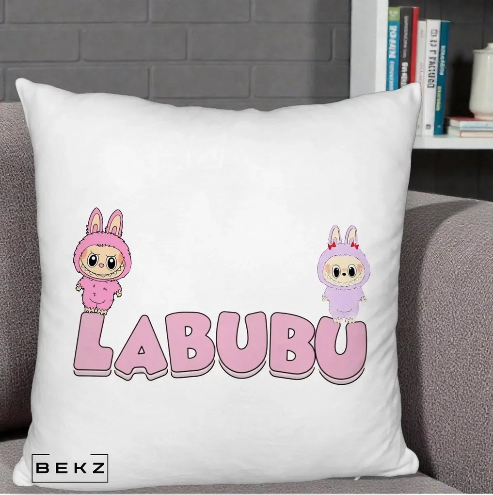 Perna Personalizata Labubu Duo Roz-Lila cu Text, 40x40 cm, Alb Pufos, Husa Detasabila, Perna Inclusa, BEKZ®