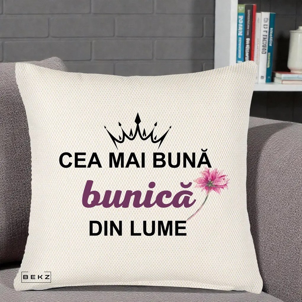 Cadou pentru Bunica - Perna Personalizata Cea Mai Buna Bunica Din Lume Coroana Mov Floare Roz, 40x40 cm, Crem Reliefat, Husa Detasabila, Perna Inclusa, BEKZ®
