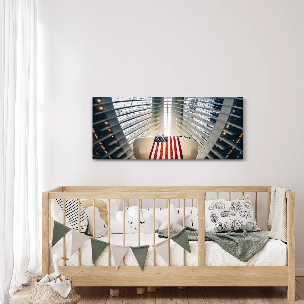 Tablou unei construcții cu steagul SUA (120x50 cm)