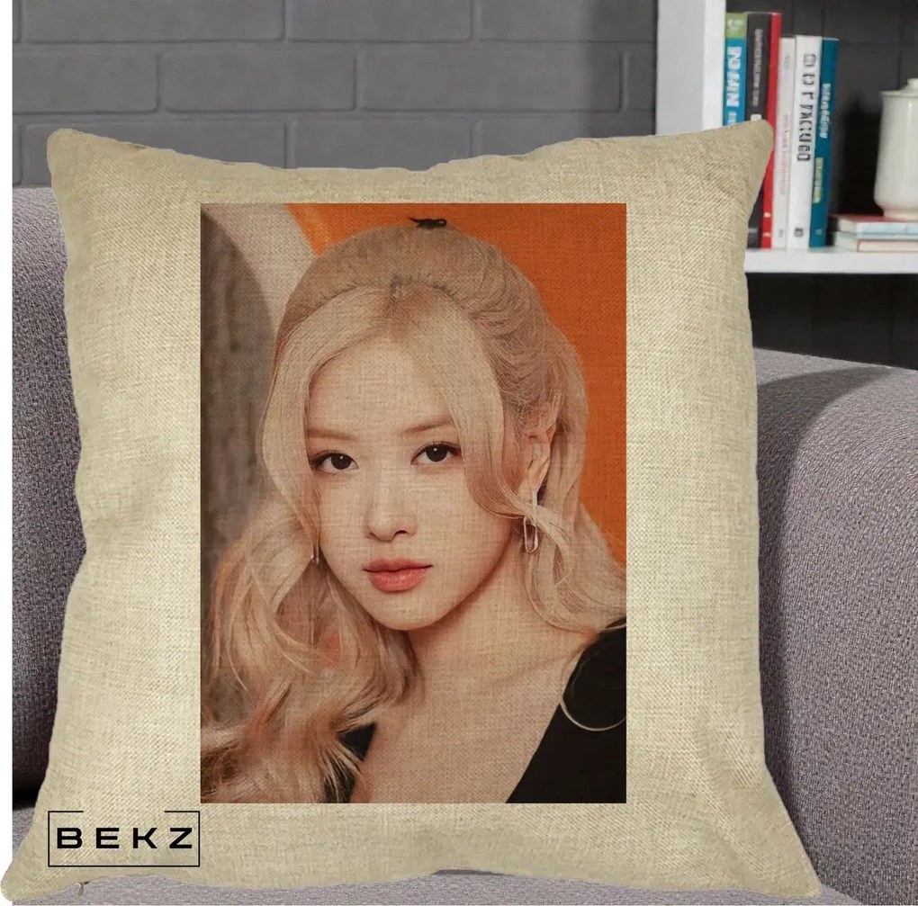 Perna Personalizata K-pop BLACKPINK cu Funda Rosie, 40x40 cm, Crem, Husa Detasabila, Perna Inclusa, BEKZ®