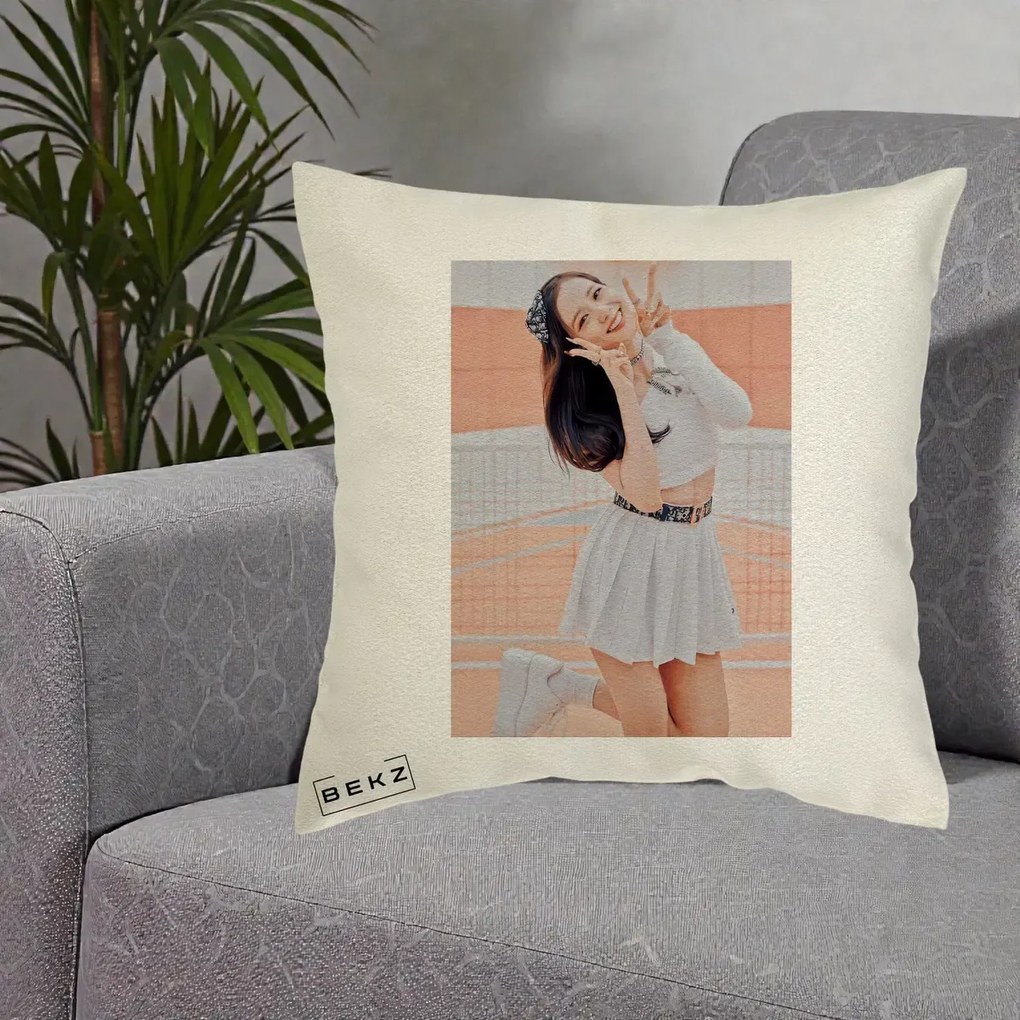 Perna Personalizata K-pop BLACKPINK Nayeon/Jisoo Tenis Alb, 40x40 cm, Ecru, Husa Detasabila, Perna Inclusa, BEKZ®
