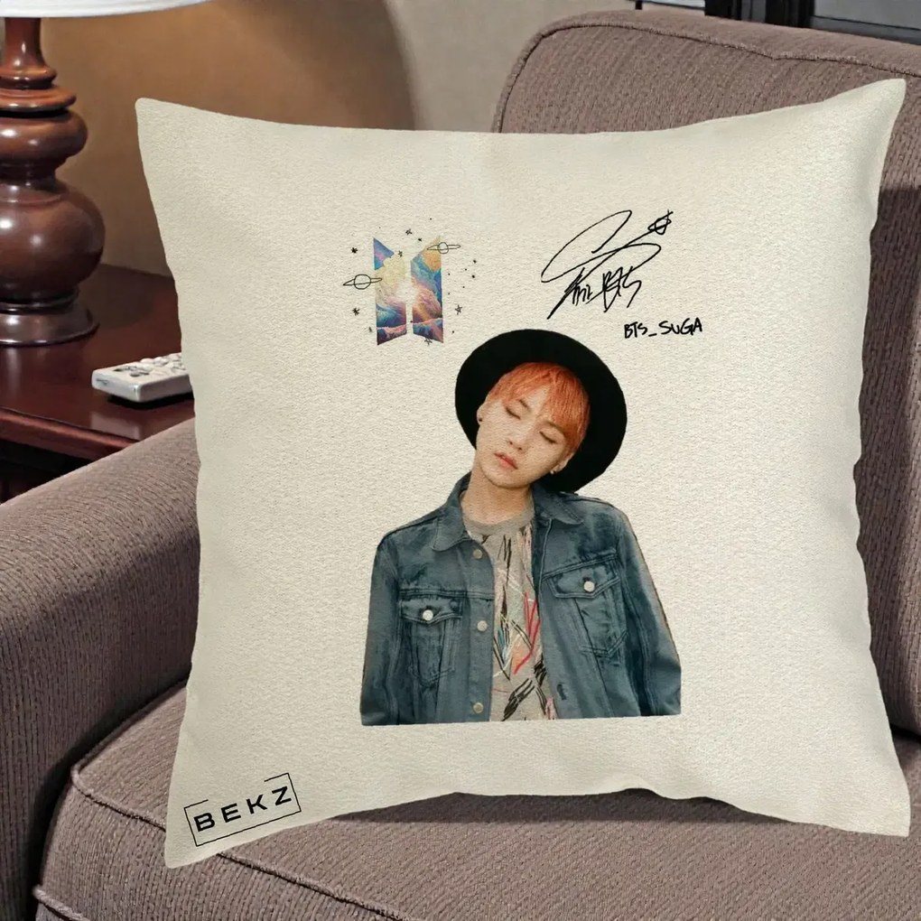 Perna Personalizata K-pop BTS Suga par Portocaliu Palarie Autograf, 40x40 cm, Ecru, Husa Detasabila, Perna Inclusa, BEKZ®