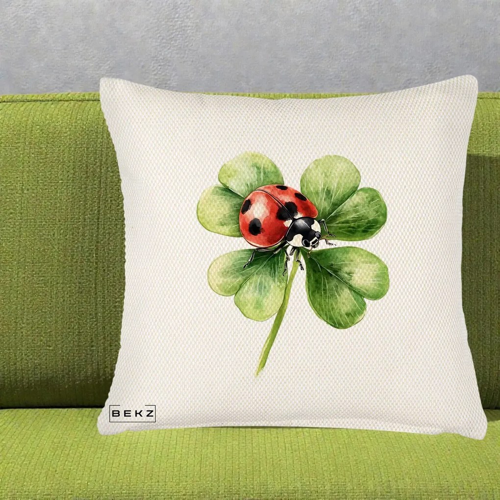 Perna Decorativa Buburuza Norocoasa pe Trifoi cu Patru Foi, 40x40 cm, Crem Reliefat, Husa Detasabila, Perna Inclusa, BEKZ®