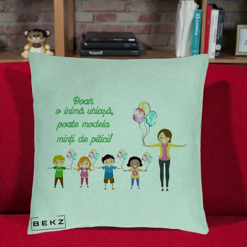 Cadou pentru Educatoare - Perna Personalizata Doar o Inima Uriasa poate Modela Minti de Pitici cu Educatoare si Baloane, 40x40 cm, Verde Menta, Husa Detasabila, Perna Inclusa, BEKZ®