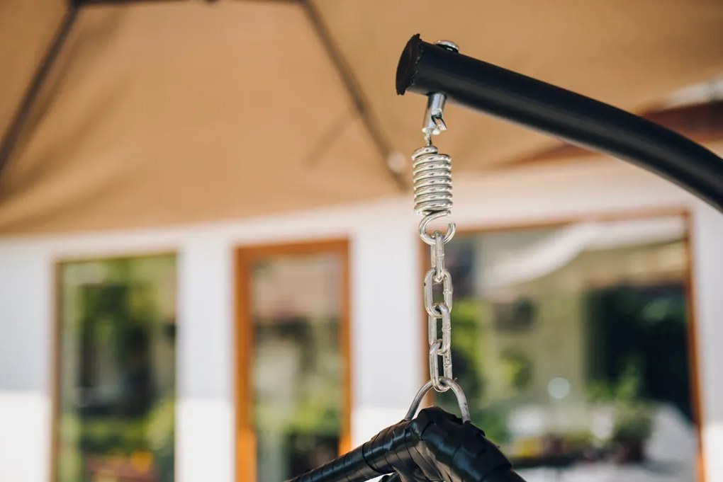 Scaun suspendat negru KOKON cu suport, perna deschisa la culoare