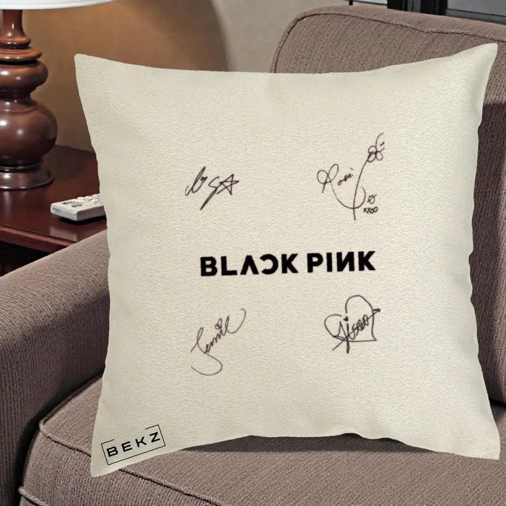Perna Personalizata K-pop BLACKPINK Tinute Negre Grup Simplu, 40x40 cm, Ecru, Husa Detasabila, Perna Inclusa, BEKZ®