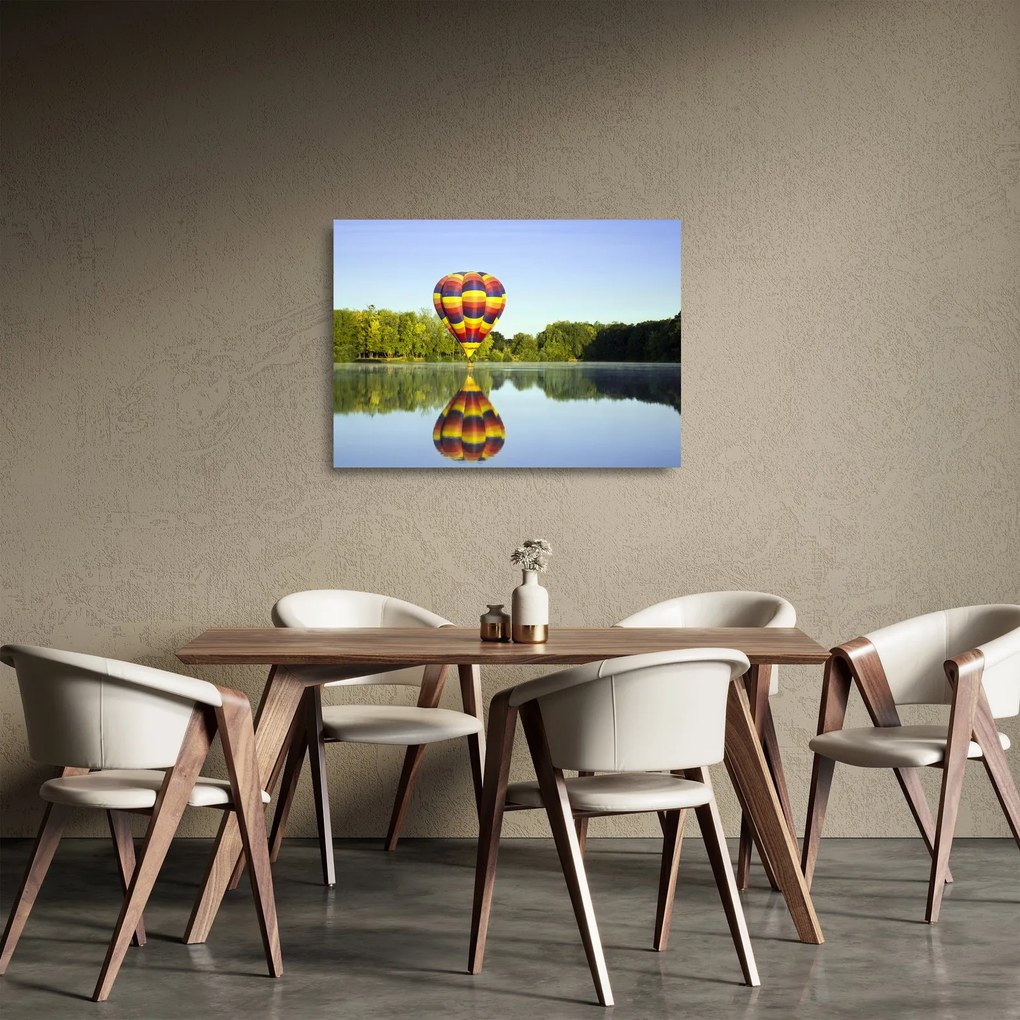 Tablou pe sticlă cu balon cu aer cald pe un lac (70x50 cm)