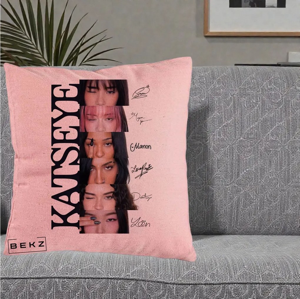Perna Personalizata K-pop KATSEYE Semnaturi Membre Foto, 40x40 cm, Roz, Husa Detasabila, Perna Inclusa, BEKZ®