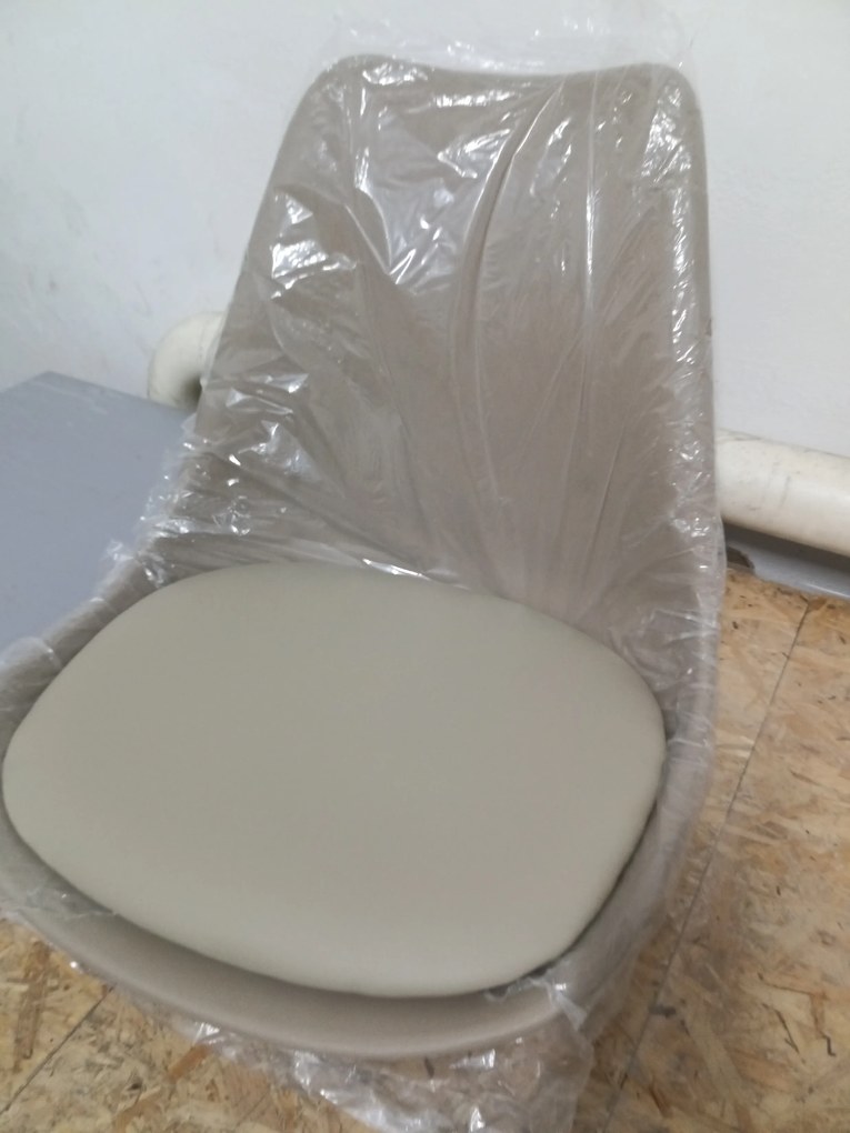 OFERTA Scaun bej BALI MARK cu picioare negre calitate a doua