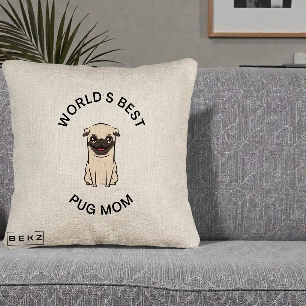 Cadou pentru Iubitorii de Caini - Perna Personalizata World's Best Pug Mom, 40x40 cm, Bej Canapea, Husa Detasabila, Perna Inclusa, BEKZ®