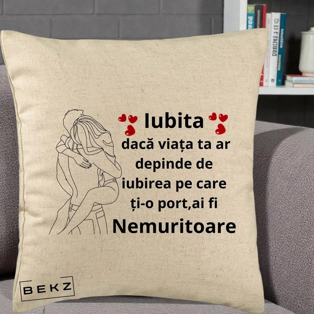 Cadou pentru Iubita - Perna Personalizata Iubita Nemuritoare cu Cuplu Line-Art si Inimi Rosii, 40x40 cm, Bej, Husa Detasabila, Perna Inclusa, BEKZ®