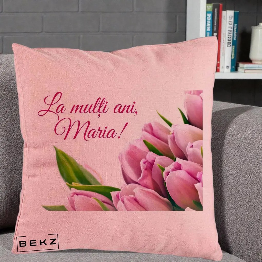 Cadou de Onomastica - Perna Personalizata La Multi Ani Maria Lalele, 40x40 cm, Roz, Husa Detasabila, Perna Inclusa, BEKZ®