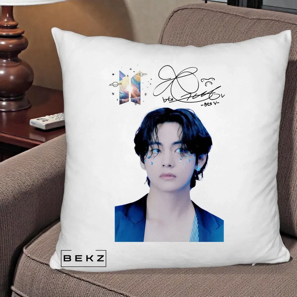 Perna Personalizata K-pop BTS V Taehyung Portret cu Autograf, 40x40 cm, Alb Pufos, Husa Detasabila, Perna Inclusa, BEKZ®