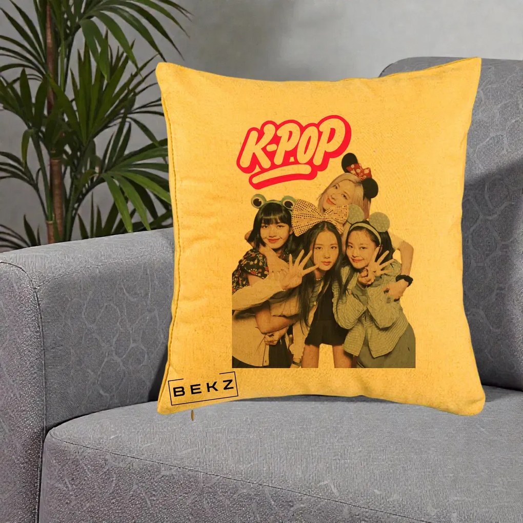 Perna Personalizata BLACKPINK K-Pop Grup Pozitii Amuzante, 40x40 cm, Galben, Husa Detasabila, Perna Inclusa, BEKZ®