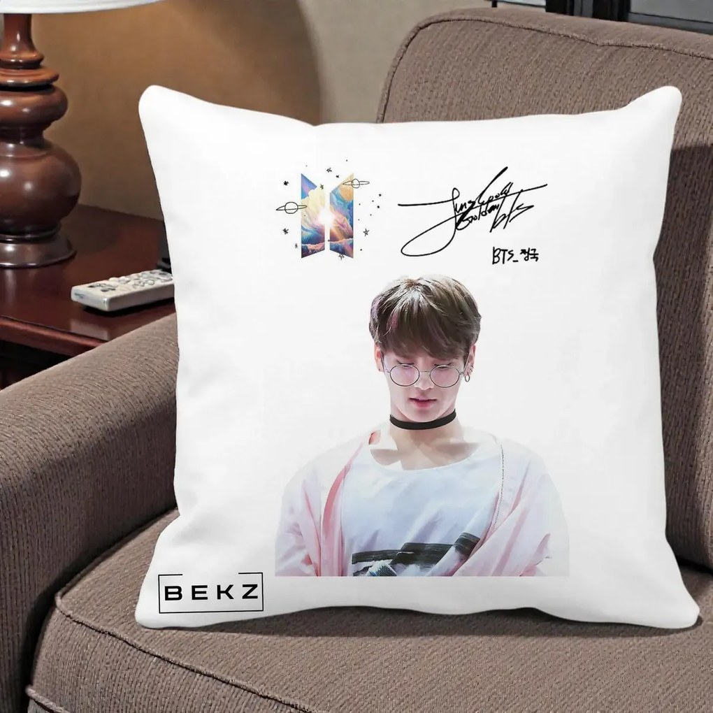 Perna Personalizata K-pop BTS Jungkook Portret cu Ochelari Autograf, 40x40 cm, Alba Mata, Husa Detasabila, Perna Inclusa, BEKZ®