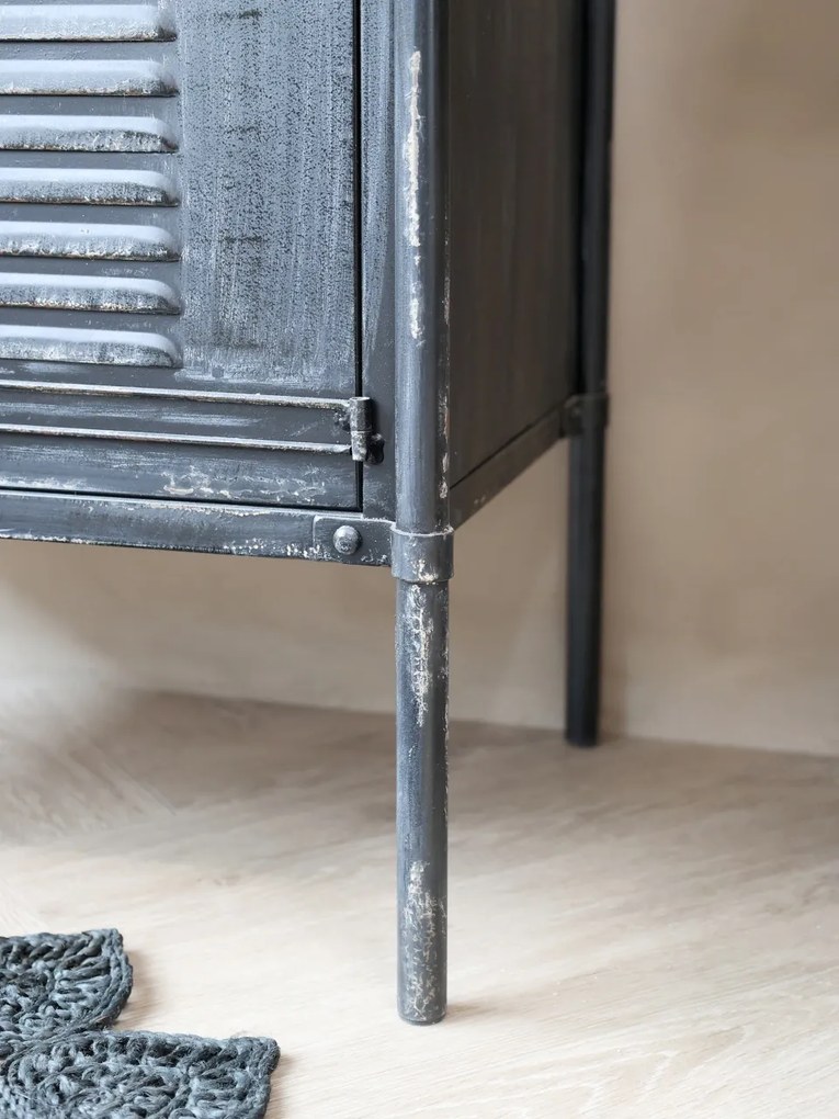 Dulap vitrină industrial din metal, negru, cu 2 uși vitrate, 2 uși cu jaluzele și 3 rafturi, finisaj antichizat, 140 x 60 x 38,5 cm, „Forge”