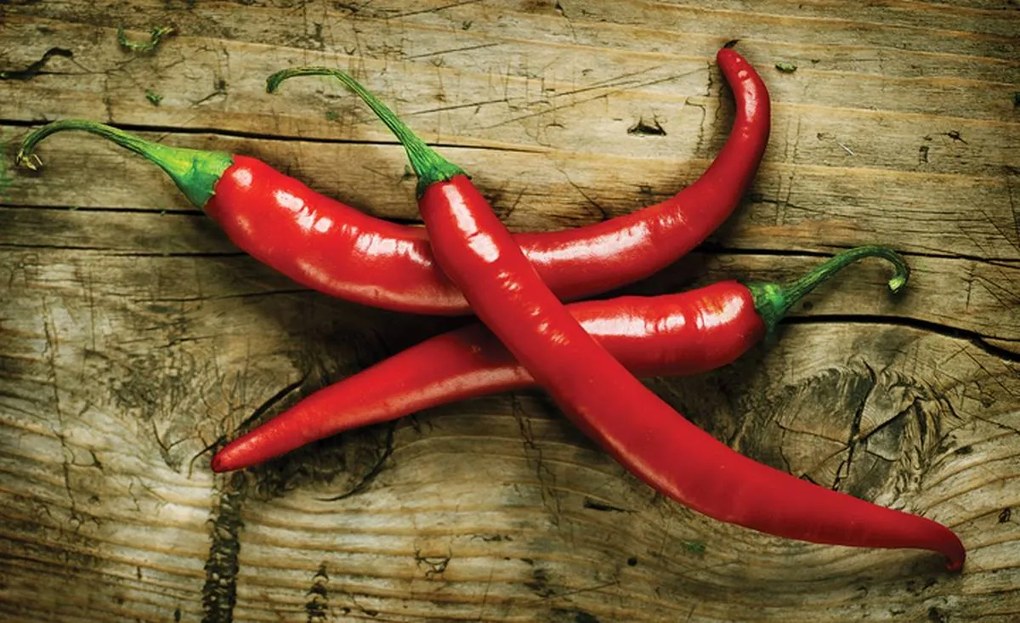 Fototapet - Chili ardei pe scănduri (152,5x104 cm)