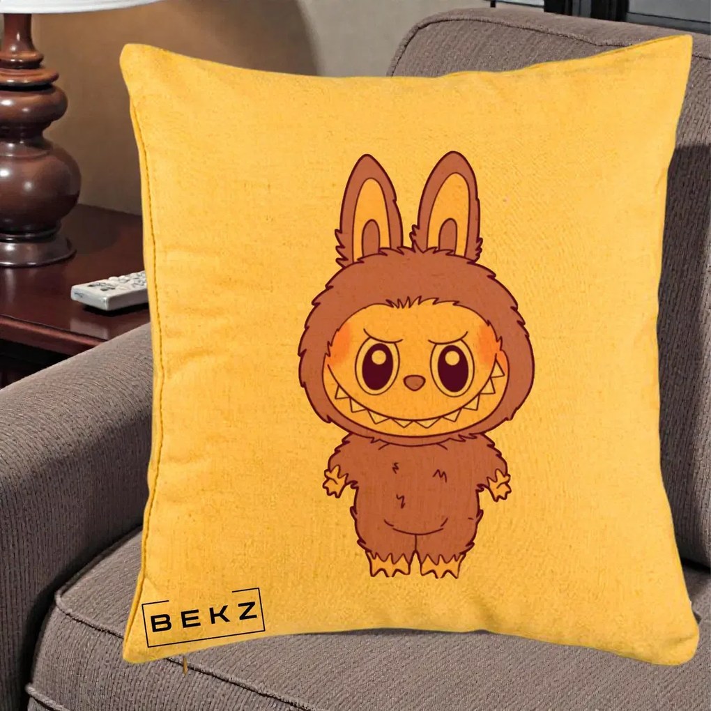 Perna Personalizata Labubu Violet Solo, 40x40 cm, Galben, Husa Detasabila, Perna Inclusa, BEKZ®