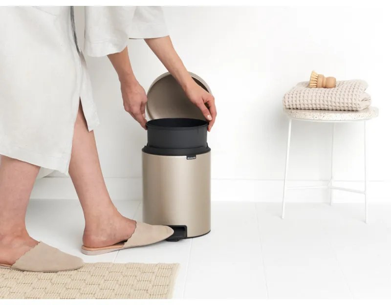 Cos de gunoi cu pedala Brabantia NewIcon 1003198, 5 L, Inchidere lina, Baza antiderapanta, Auriu metalic