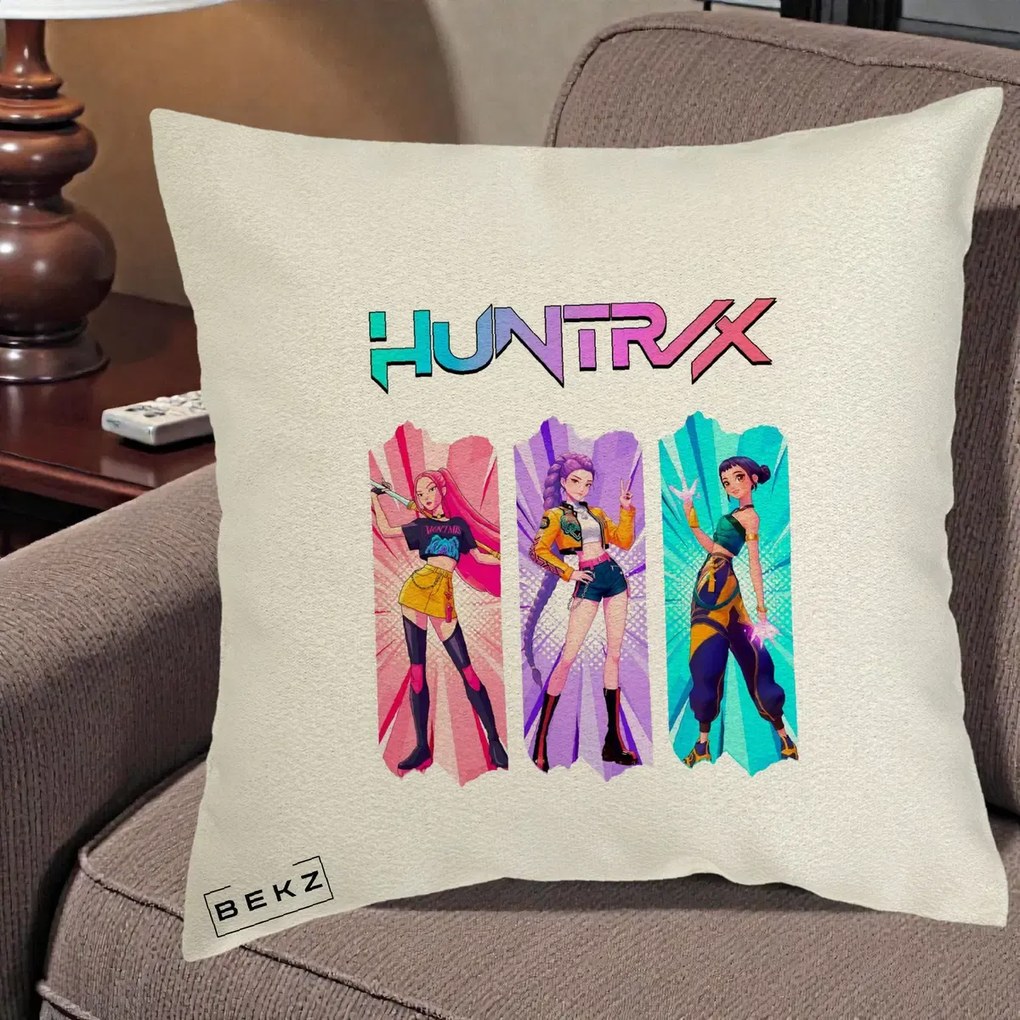 Perna Personalizata K-pop HUNTRX Trio cu Pisica in Benzi, 40x40 cm, Ecru, Husa Detasabila, Perna Inclusa, BEKZ®