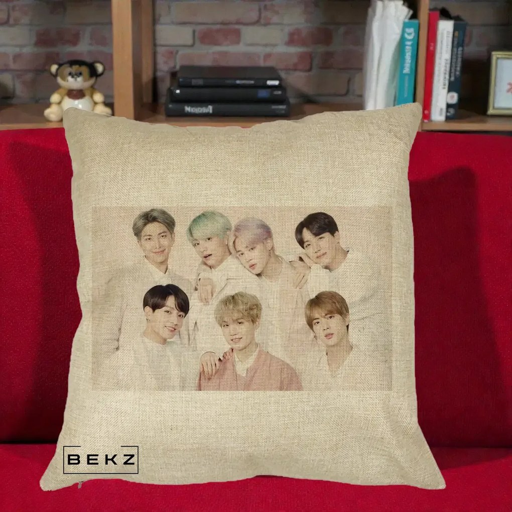 Perna Personalizata K-pop BTS Foto Grup Landscape Pastel, 40x40 cm, Crem, Husa Detasabila, Perna Inclusa, BEKZ®