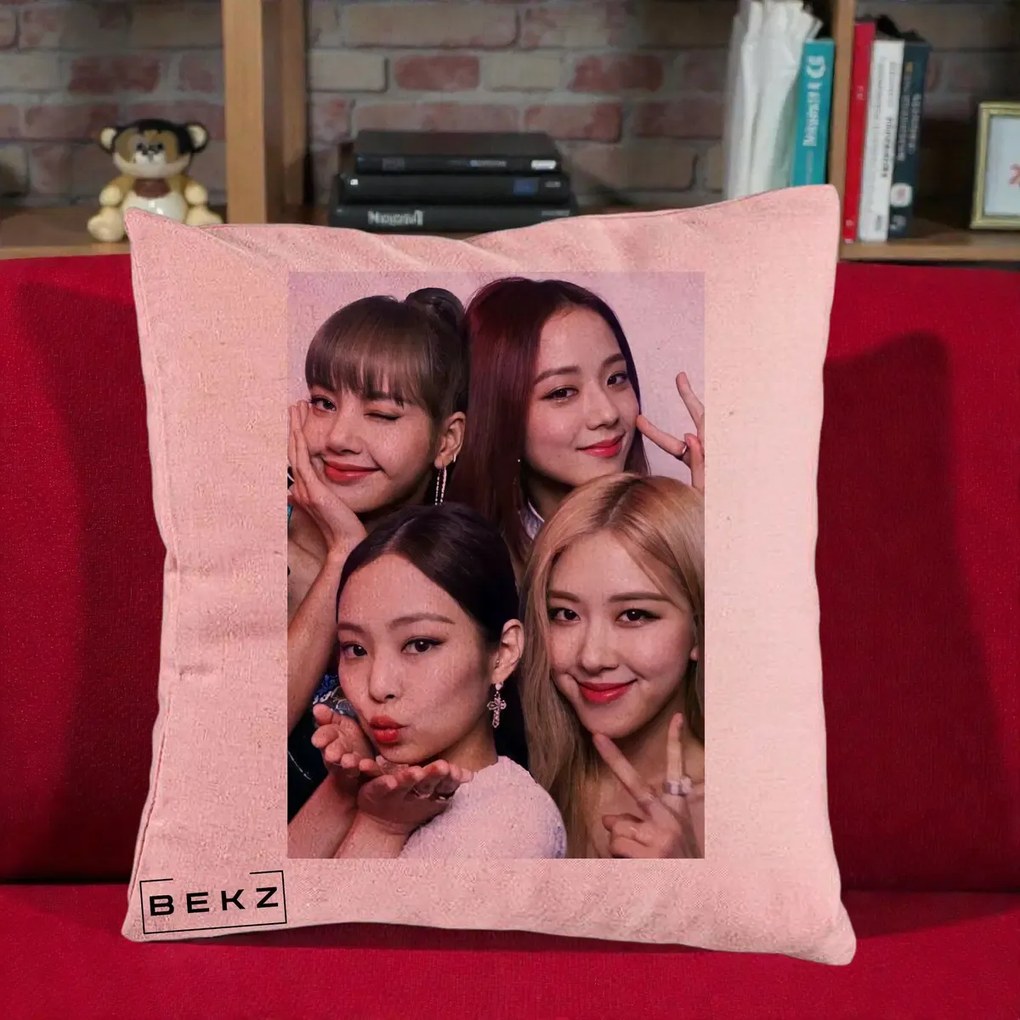 Perna Personalizata K-pop BLACKPINK Foto Grup Selfie 4 Membre, 40x40 cm, Roz, Husa Detasabila, Perna Inclusa, BEKZ®