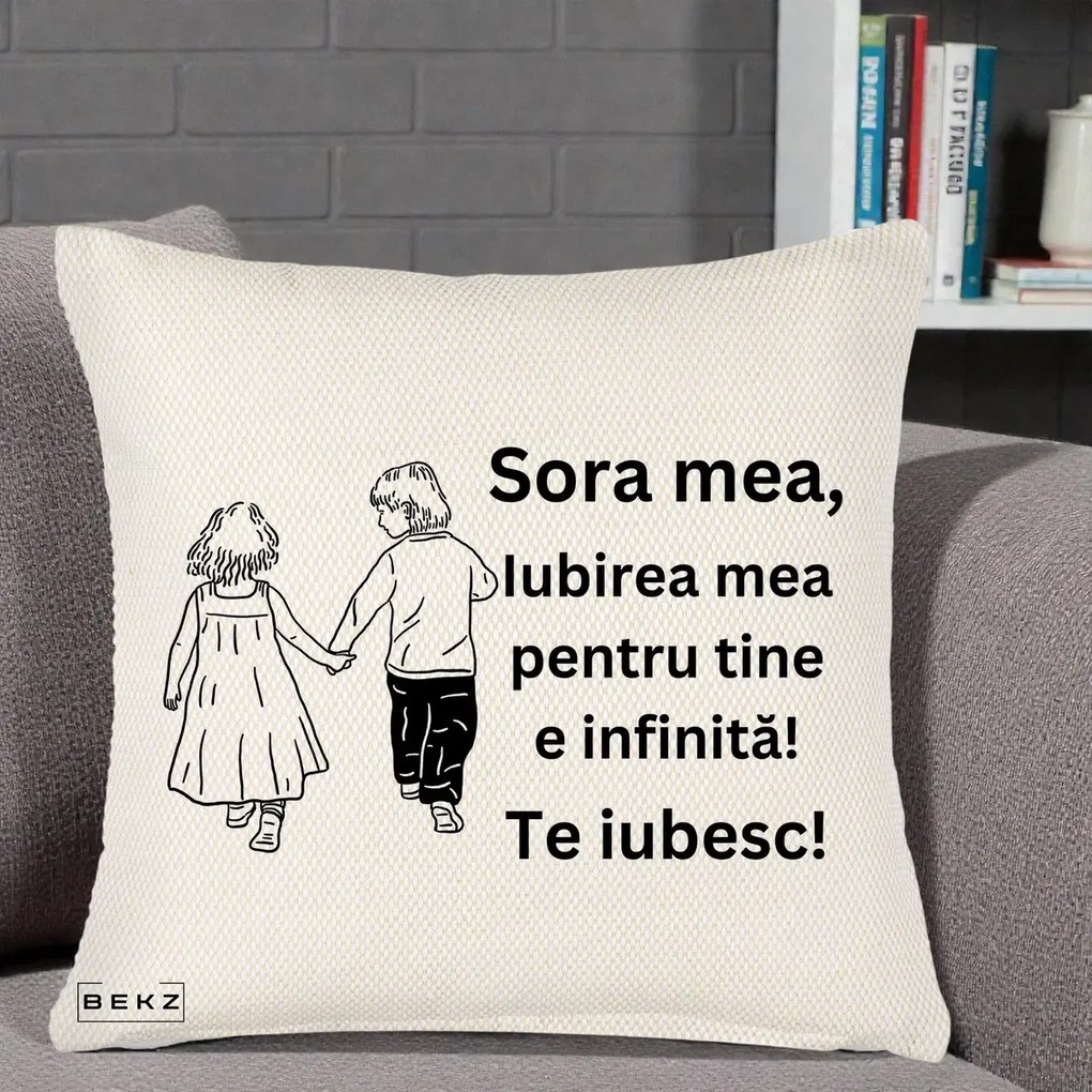 Cadou pentru Sora - Perna Personalizata Sora Mea Te Iubesc Copii Tinand Maini din Spate, 40x40 cm, Crem Reliefat, Husa Detasabila, Perna Inclusa, BEKZ®