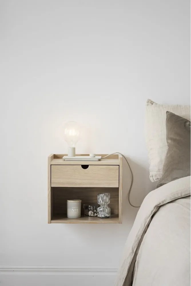 Noptieră în culoare naturală suspendată/cu rafturi din lemn masiv de stejar Hillmond – Rowico