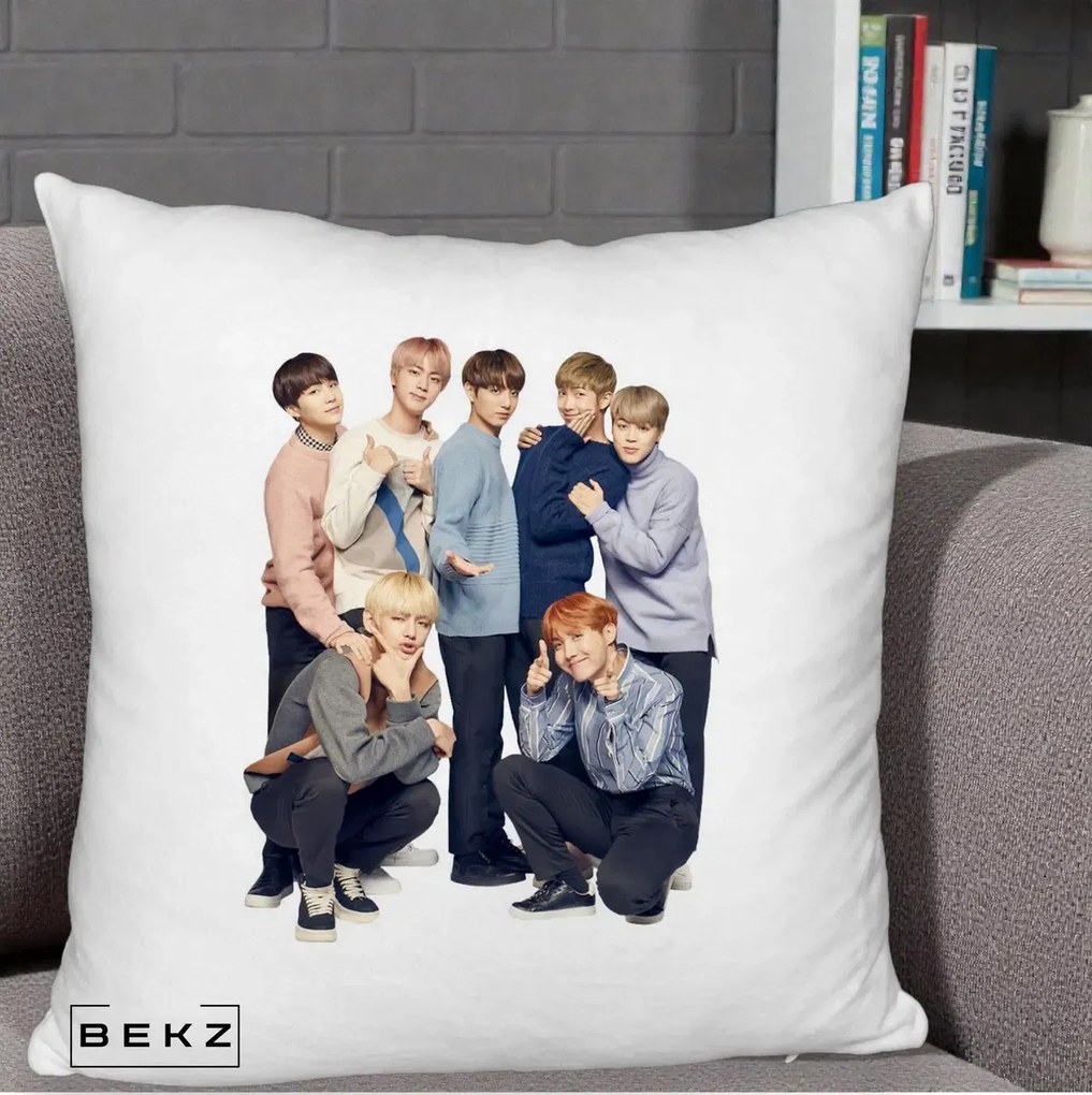 Perna Personalizata K-pop BTS Foto Grup In Picioare Tricoturi, 40x40 cm, Alb Pufos, Husa Detasabila, Perna Inclusa, BEKZ®
