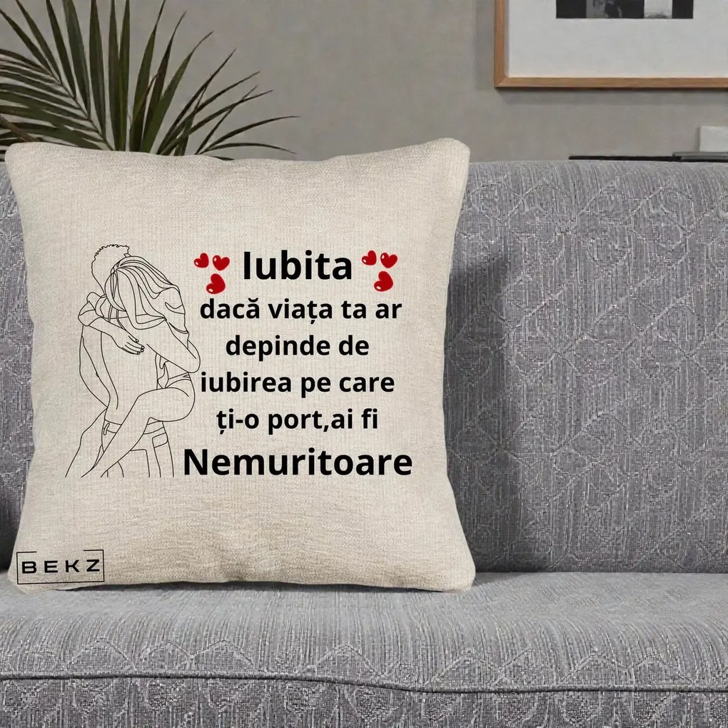 Cadou pentru Iubita - Perna Personalizata Iubita Nemuritoare cu Cuplu Line-Art si Inimi Rosii, 40x40 cm, Bej Canapea, Husa Detasabila, Perna Inclusa, BEKZ®