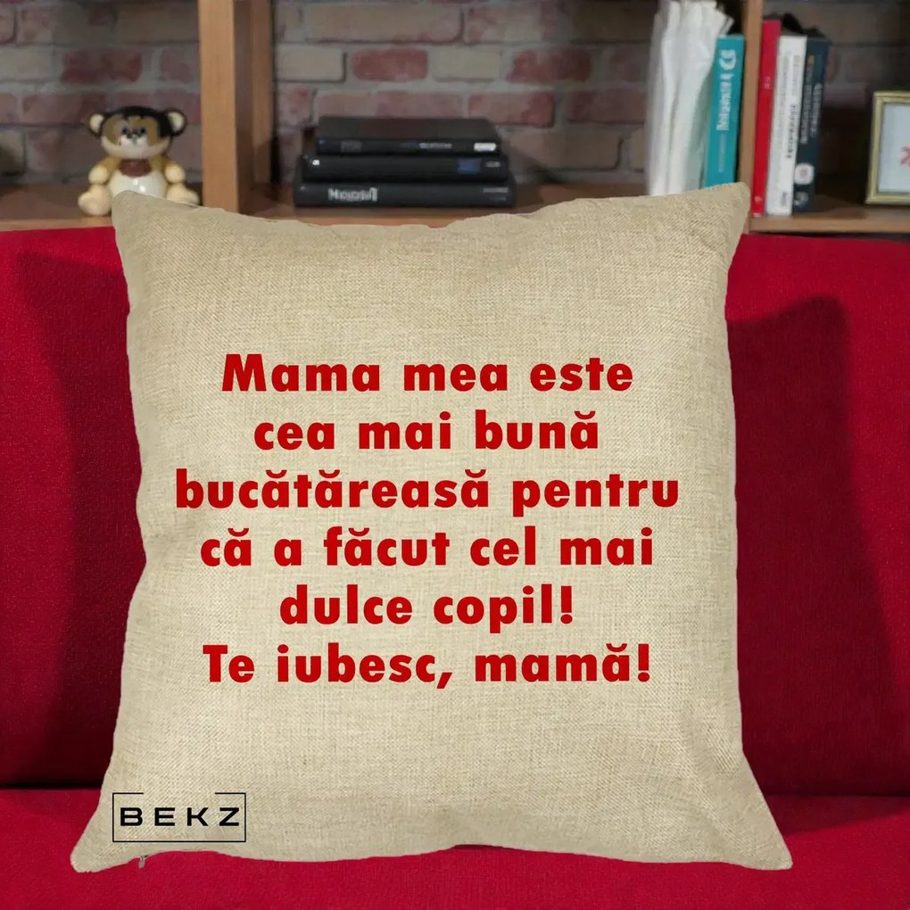 Cadou pentru Mama - Perna Personalizata Mama cea Mai Buna Bucatareasa, 40x40 cm, Crem, Husa Detasabila, Perna Inclusa, BEKZ®